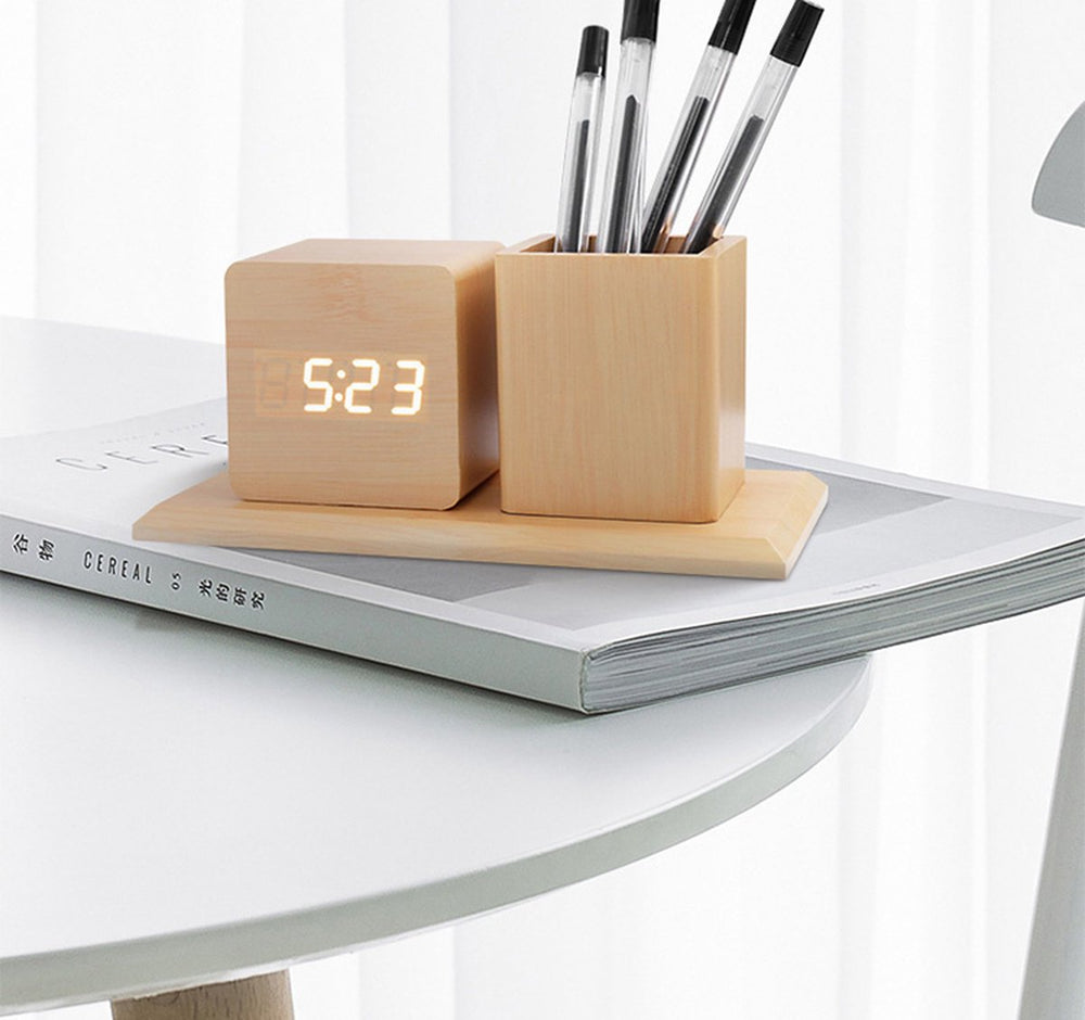 Houten Pennenhouder met Digitale Klok