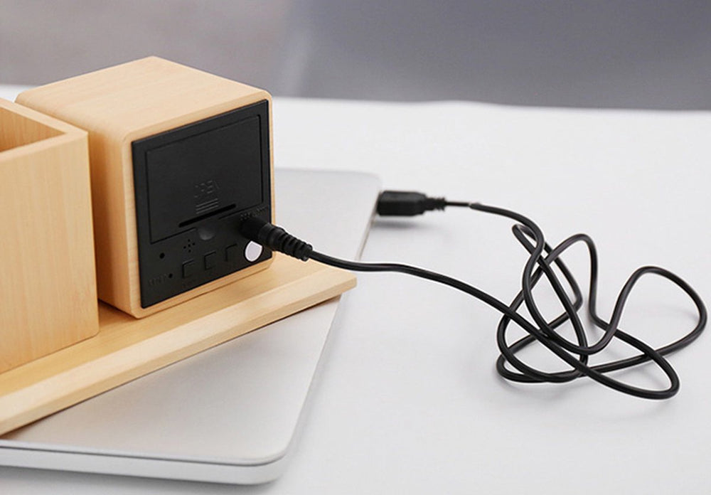 Houten Pennenhouder met Digitale Klok